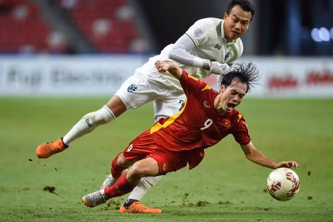 CĐV bất bình tình huống trọng tài bỏ qua thẻ đỏ với thủ môn Thái Lan