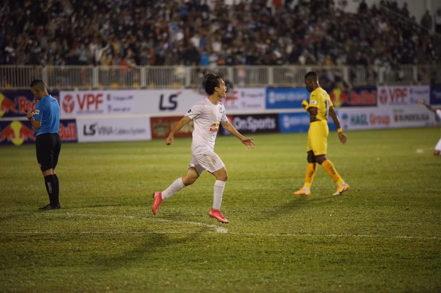 Văn Toàn ghi bàn thắng ấn định tỉ số 2-1 cho HAGL