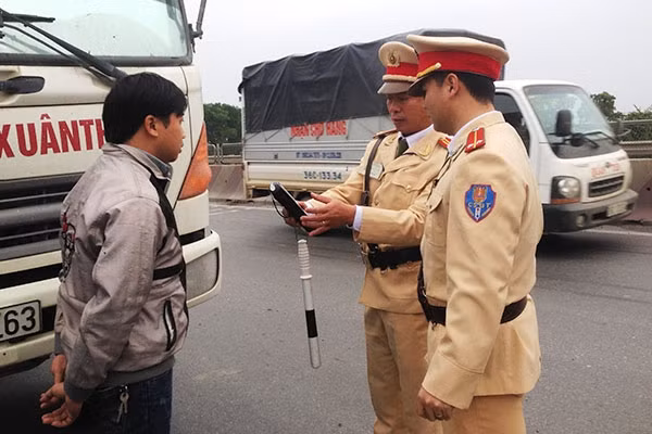 Lực lượng CSGT Ninh Bình xử lý vi phạm trên quốc lộ 1.