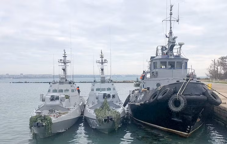 Từ trái sang: tàu Nikopol, tàu Berdyansk, tàu Yany Kapu của Hải quân Ukraine bị kéo về cảng Kerch. Ảnh: Tass