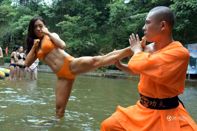 Nhiều nữ học viên tham gia khóa đào tạo là sinh viên các học viện thể dục thể thao nên có cơ thể tương đối săn chắc.