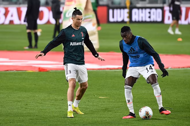 Matuidi bất ngờ chiến thắng Ronaldo trong thử thách gập bụng