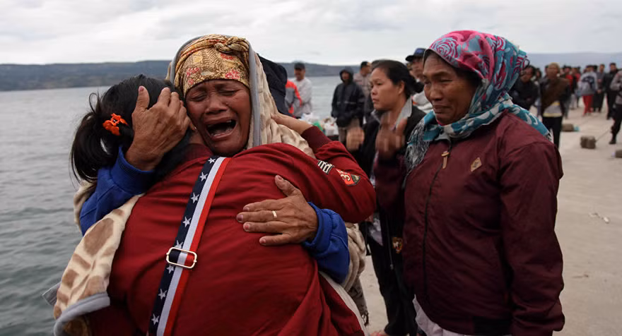 Thân nhân sốt ruột chờ đợi tin tức về những người mất tích trong vụ chìm phà. Ảnh: Reuters