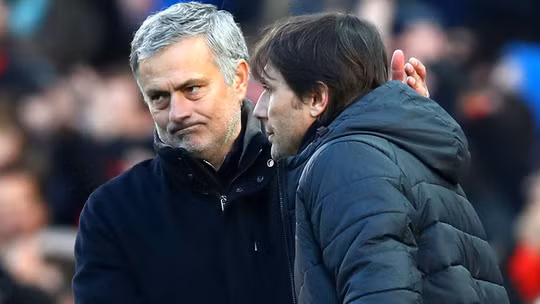 M.U dựng 'xe bus hai tầng' khi đấu Chelsea?