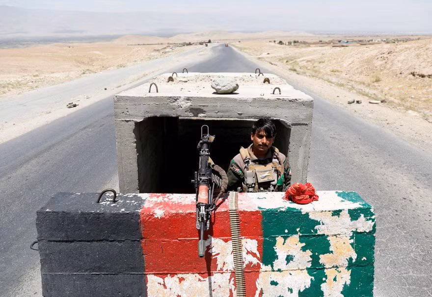 Một binh sĩ thuộc quân đội chính phủ Afghanistan. Ảnh: Reuters