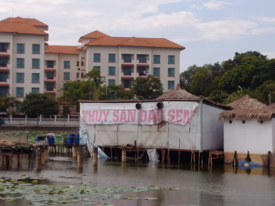Nhà hàng Ao Sen được dựng khá công phu bằng cọc bê tông kiên cố. Ảnh: M.Đ