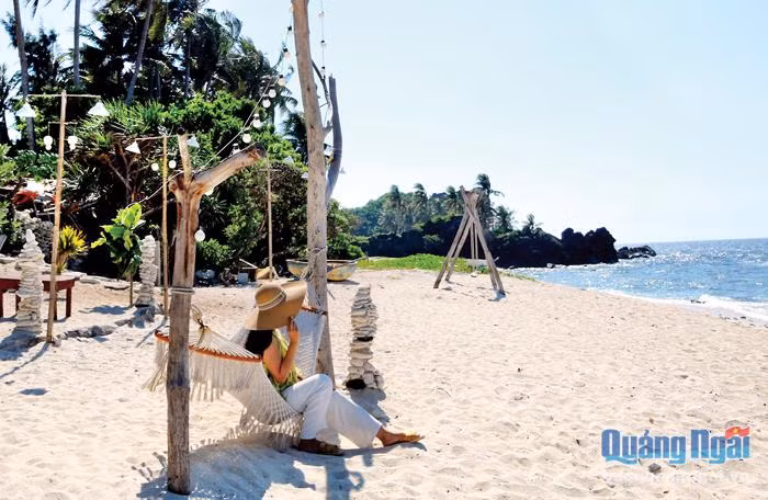 Du khách hòa mình vào thiên nhiên bên khu homestay nằm bên bờ biển xinh đẹp ở đảo Bé.