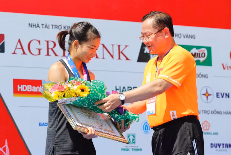 Nhà báo Lê Xuân Sơn - Tổng Biên tập báo Tiền Phong, Trưởng Ban Tổ chức Tiền Phong Marathon năm 2020, trao giải cho nhà vô địch 5km nữ tuyển Nguyễn Thị Oanh.