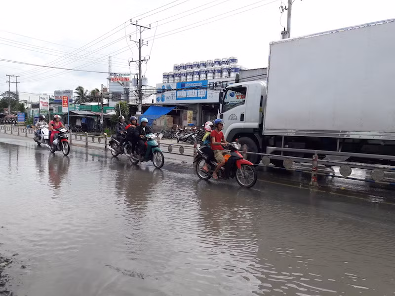 Đường QL 1A, đoạn qua phường Thường Thạnh thường xuyên bị ngập