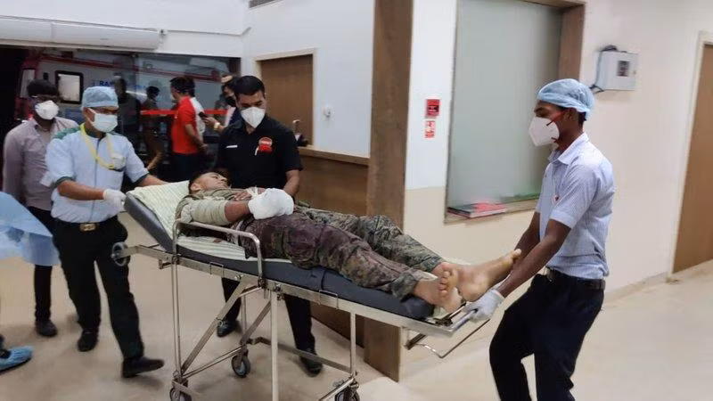 Một binh sĩ Ấn Độ được đưa đi cấp cứu sau khi bị phiến quân phục kích. Ảnh: AP
