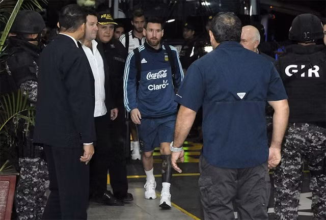 Ecuador đã huy động hàng chục cảnh sát vũ trang theo sát tuyển Argentina. 