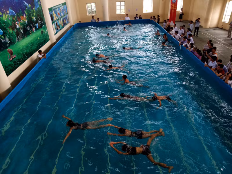 Học sinh được huấn luyện bơi tại trường tiểu học Văn Khê A, Mê Linh, Hà Nội.