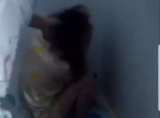 Cô gái bị Mỹ Anh túm tóc đánh ghen. Ảnh cắt từ clip