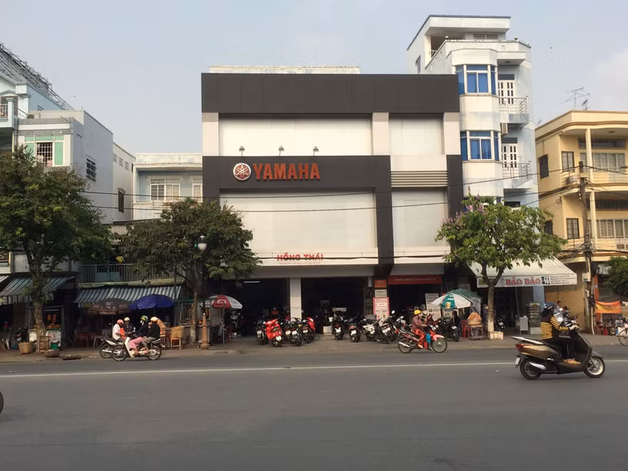 Cửa hàng Yamaha Hồng Thái (toạ lạc số 191, đường Trần Phú, TP. Rạch Giá, Kiên Giang) bị tố “phù phép” xe Exciter từ màu xanh biến thành màu đen nhám.