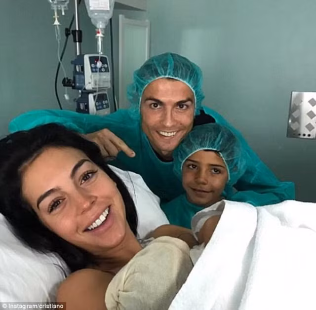 Cristiano Ronaldo hạnh phúc đón con thứ 4
