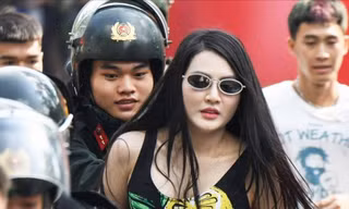 Chân dung 'cô gái bị cảnh sát cơ động trấn áp' trên phố đi bộ Hồ Gươm 