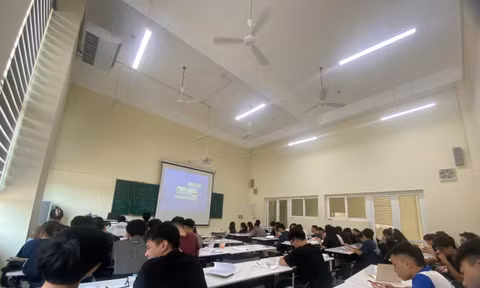 6h sáng với chuyến xe 46km đến giảng đường của sinh viên ĐH Quốc gia Hà Nội