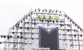 Gấp rút hoàn thiện sân khấu quy mô 20.000 người cho concert Thanh xuân 