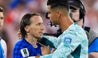 Khoảnh khắc Ronaldo ôm Luka Modric gây sốt