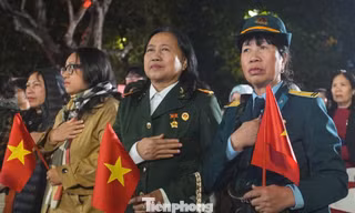 Nghẹn ngào khoảnh khắc tưởng nhớ Chủ tịch Hồ Chí Minh