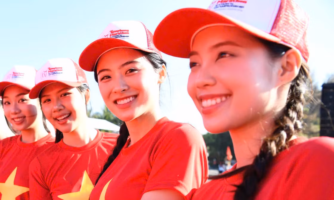 Xúc động khoảnh khắc hàng nghìn người tôn vinh lá cờ Tổ quốc rộng 2.166 m2