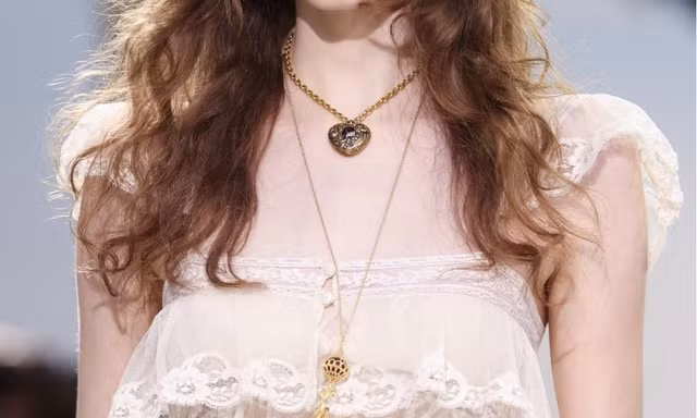 Xu hướng trang sức từ sàn diễn thời trang: Mặt dây locket trở thành tâm điểm