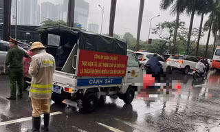 Hà Nội: Đi bộ qua đường, người đàn ông bị xe máy tông tử vong
