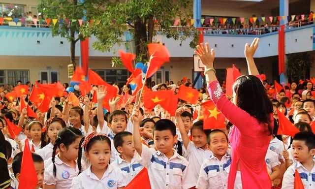 Chủ tịch xã, phường có quyền tiếp nhận và điều động viên chức, giáo viên
