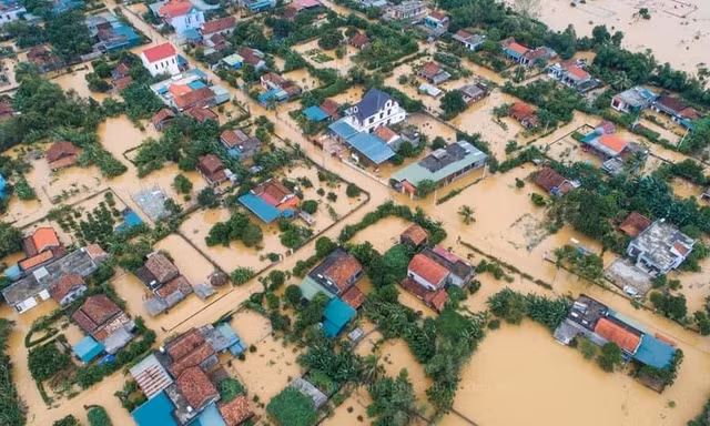 Yêu cầu các tổ chức tín dụng khẩn trương hỗ trợ khách sau mưa lũ