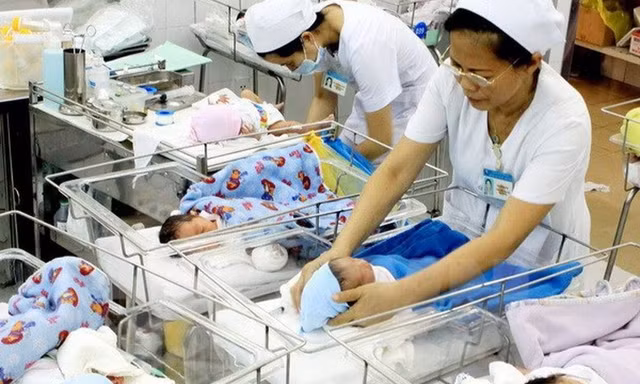 Phụ nữ sinh đủ 2 con trước 35 tuổi sắp được hỗ trợ tối thiểu 2 triệu đồng