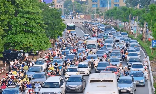Thủ tướng: Không để ùn tắc kéo dài trên các tuyến đường vào trung tâm Hà Nội và TPHCM 