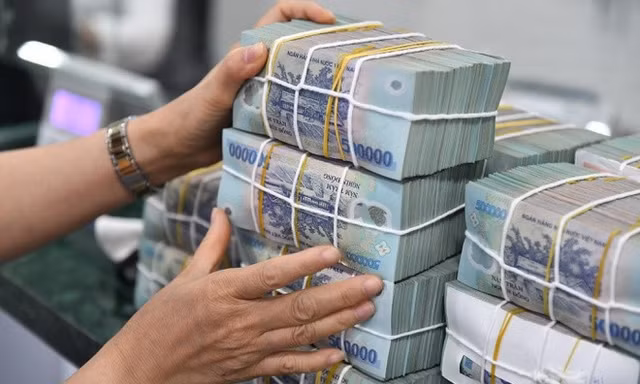 Thu ngân sách Nhà nước gần 2,4 triệu tỷ đồng trong 11 tháng 
