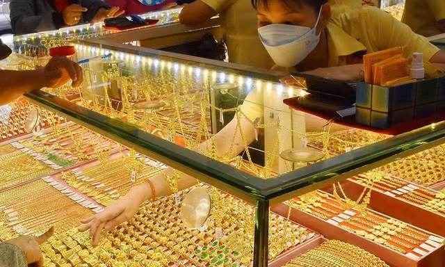 Giá vàng tăng cao, vì sao chưa vội nhập?