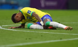 Neymar nghỉ hết vòng bảng World Cup, truyền thông Brazil dội ‘mưa chỉ trích’ lên Selecao