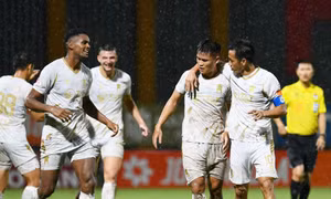 Hà Nội FC dội mưa gôn trong trận 'thủy chiến' trên sân PVF-CAND
