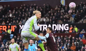 Man City thua sốc, bị MU đuổi kịp tại Ngoại hạng Anh