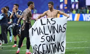 Tuyển Argentina đối mặt án phạt từ FIFA vì giương biểu ngữ sau trận thắng Anh
