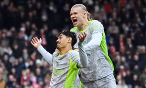 Man City tạm vươn lên chiếm ngôi đầu Ngoại hạng Anh