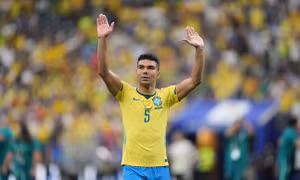 Vì sao Casemiro chưa thể trở thành đồng đội của Messi? 
