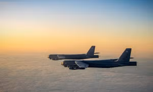 Hai máy bay ném bom B-52 của Mỹ xuất hiện gần Venezuela