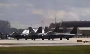 Mỹ điều hàng chục tiêm kích F-22 đến Israel