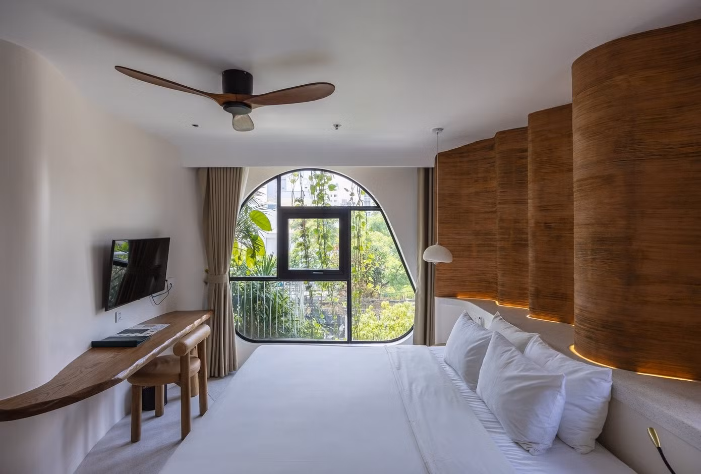 saha-casa-boutique-hanh-trinh-giac-quan-giua-long-pho-bien-da-nang-13.jpg