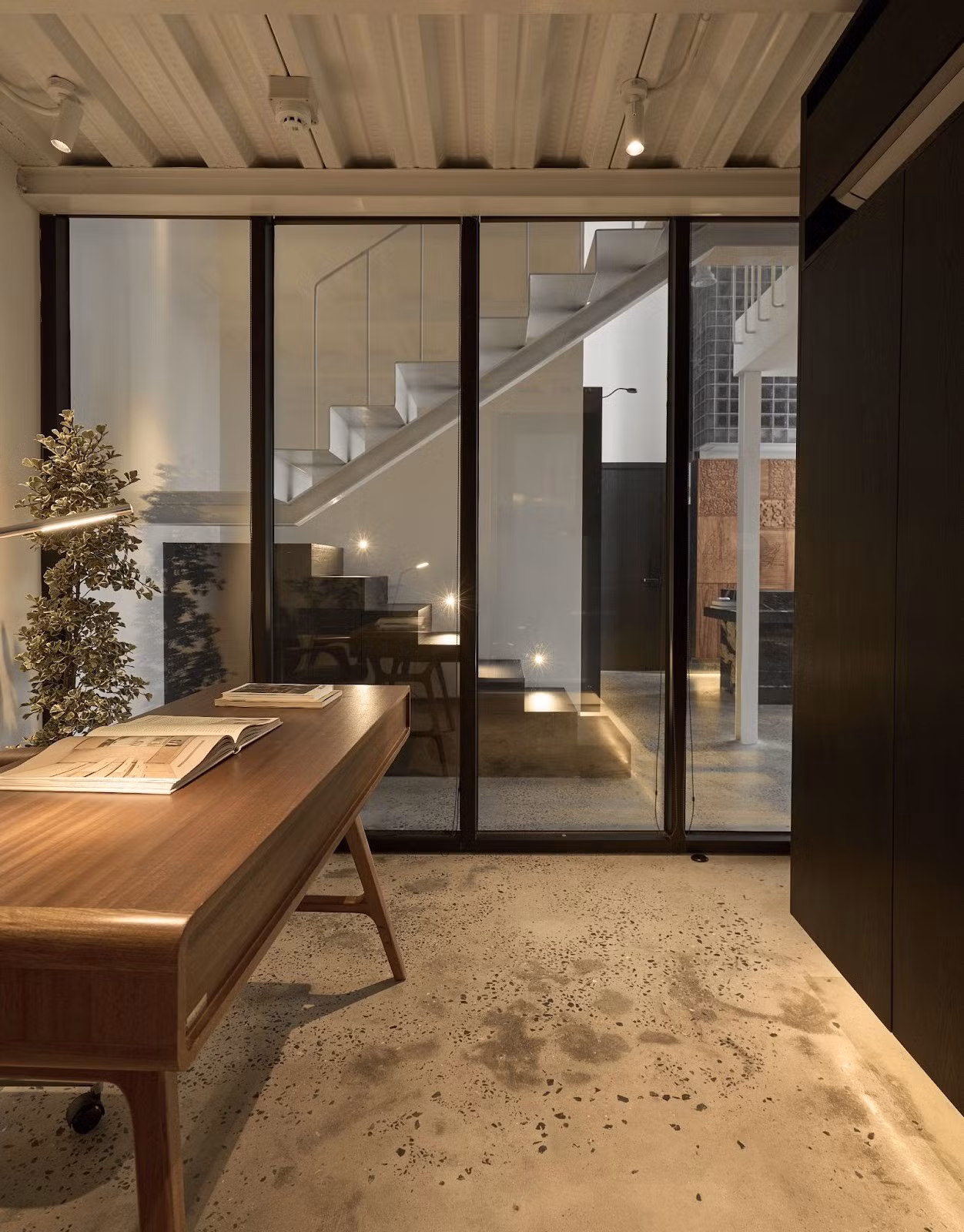 optical-glass-apartment-giai-phap-khong-gian-ba-chieu-trong-can-ho-duplex-66m2-chu-ngoc-anh-architects-11.jpg