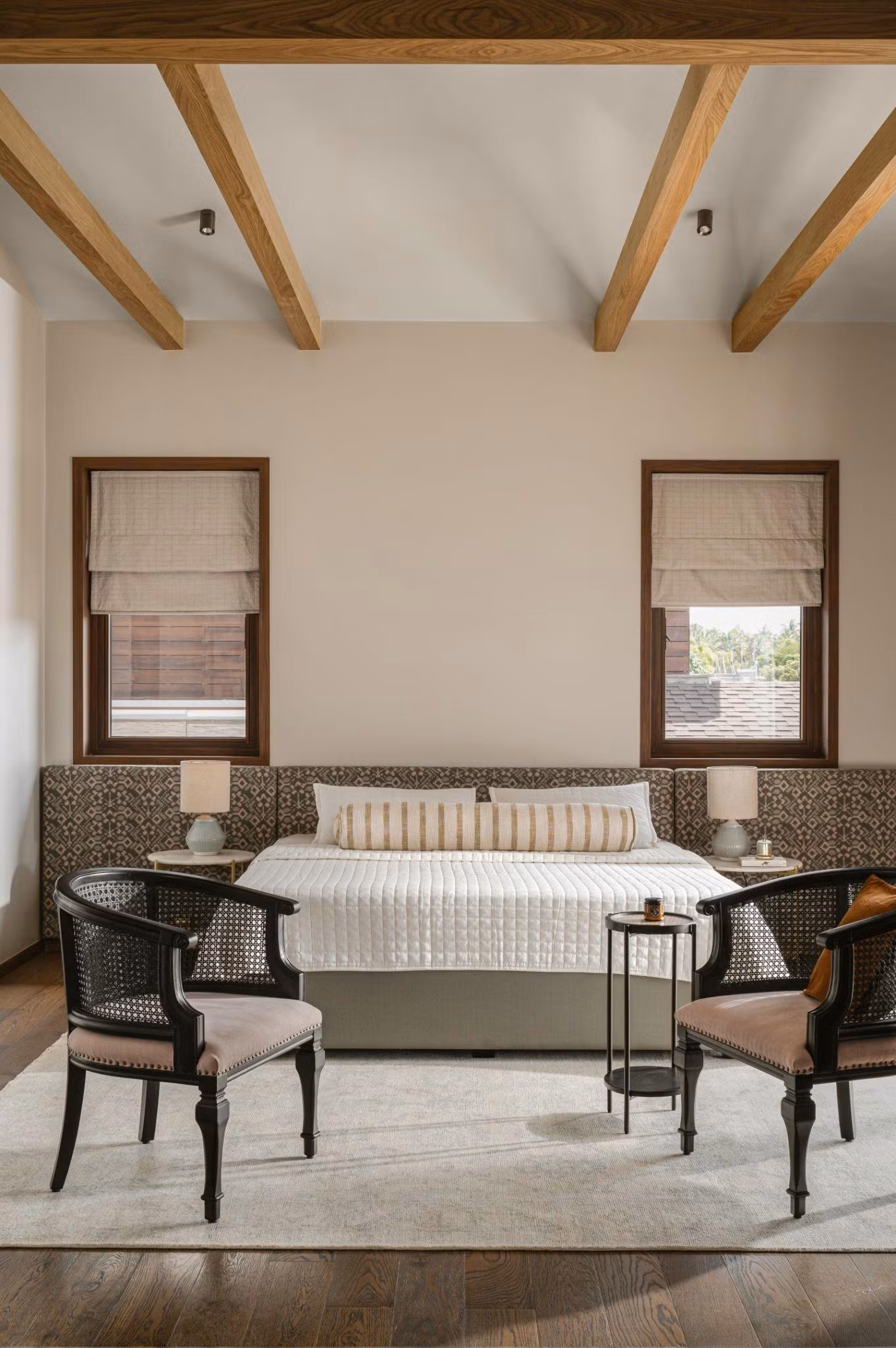 earthy-hacienda-biet-thu-2-tang-ke-cau-chuyen-xuyen-bien-gioi-bang-anh-sang-vat-lieu-va-mau-dat-17.jpg
