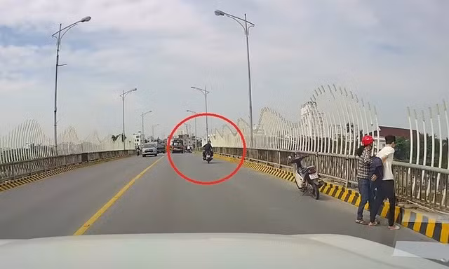 Khoảnh khắc Thiếu tá Trần Văn Tùng nhảy xuống sông cứu người trước khi mất tích