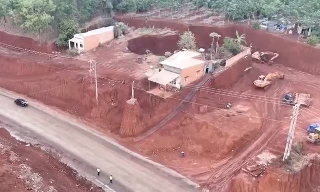 NÓNG 13/3: Vụ nhà dân cheo leo bên mép vực: Công an Đồng Nai vào cuộc điều tra