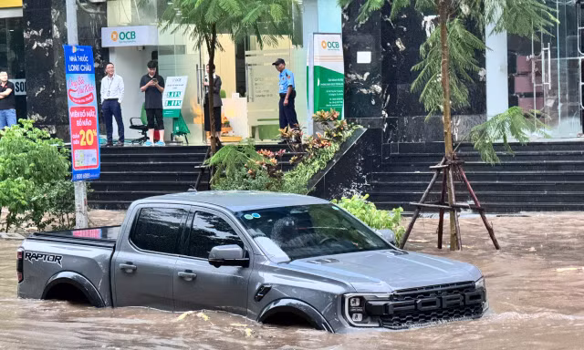 NÓNG 30/9: Mưa lớn liên tiếp, cập nhật những tuyến đường ngập úng ở Hà Nội