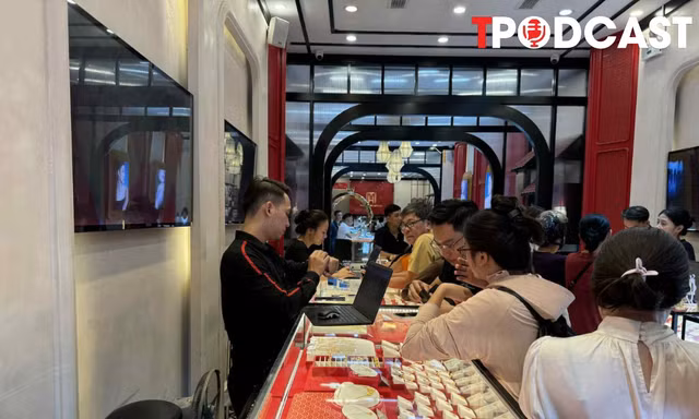 NÓNG 10/10: Khách mang tiền mặt mua lượng lớn vàng, phải ra ngân hàng nộp tiền vào tài khoản