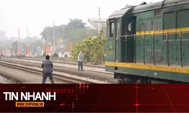 TIN NHANH: Người đàn ông thoát chết trong gang tấc khi cố đi bộ qua đường tàu