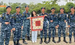 (Từ trái qua) Các bạn trẻ Hà Chu, Minh Ti và Ngọc Hiền cùng thực hiện sản phẩm “Nối vòng tay lớn” nhân dịp kỷ niệm 80 năm Cách mạng Tháng Tám thành công và Quốc khánh 2/9